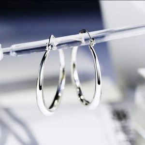 18kg White gold hoop earrings. Silver color 😍